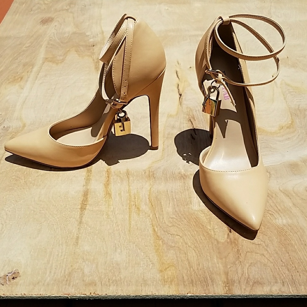 JUST FAB LOCKETTE NUDE HEELS WITH LOCK AND KEY
