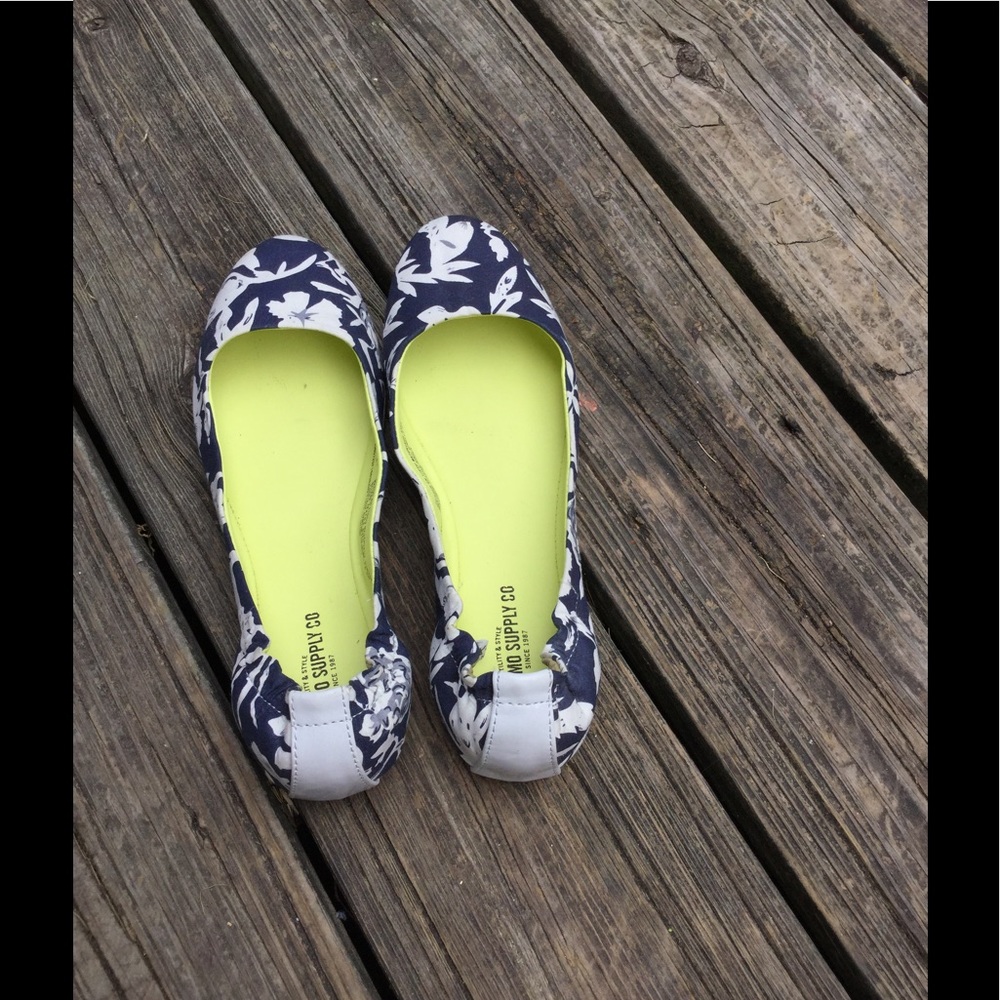 Adorable summer flats!