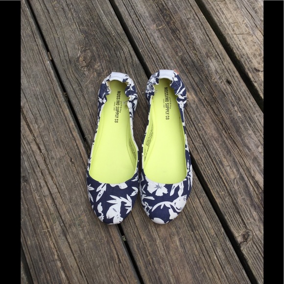 Adorable summer flats! - Picture 2 of 3