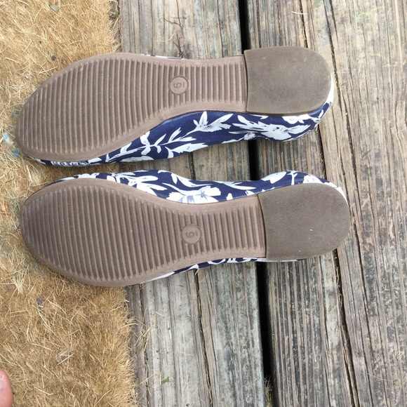 Adorable summer flats! - Picture 3 of 3