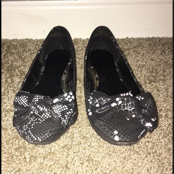 Black Bow tie Flat - Picture 2 of 8