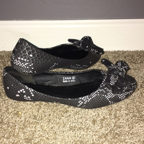 Black Bow tie Flat - Picture 3 of 8