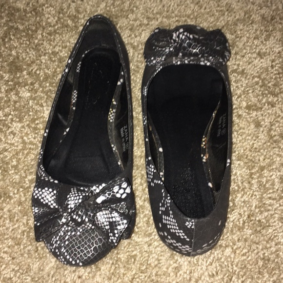 Black Bow tie Flat - Picture 4 of 8