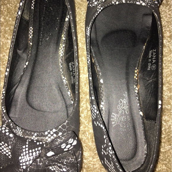 Black Bow tie Flat - Picture 5 of 8