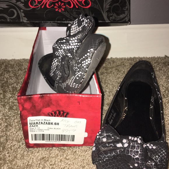 Black Bow tie Flat - Picture 7 of 8