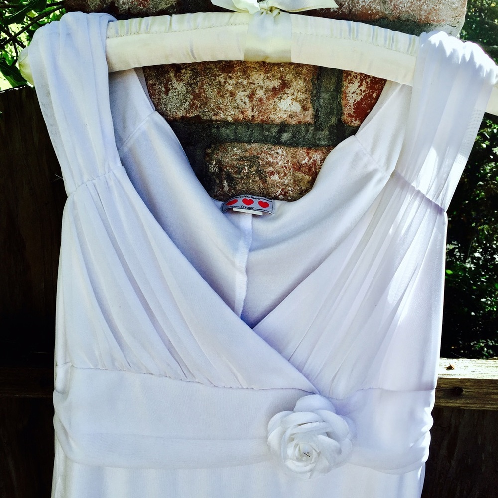 White dress, figure flattering, summary, cute