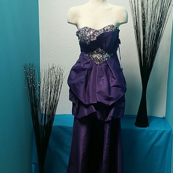 Dress - Picture 1 of 3