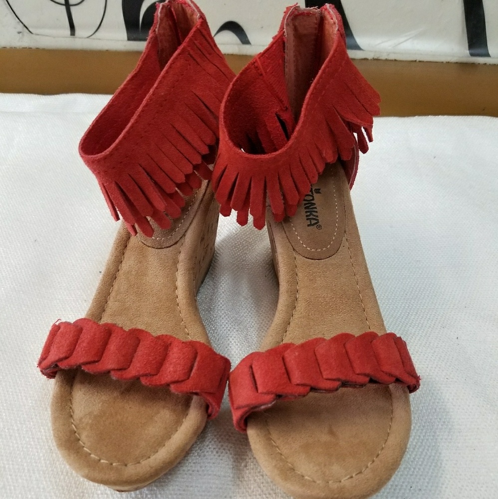 NWOT Minnetonka Wedge Sandals