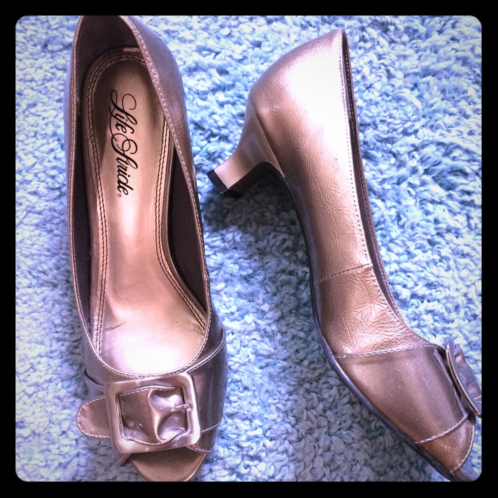 GOLD peep toe kitten heels with buckles. Purrfect!