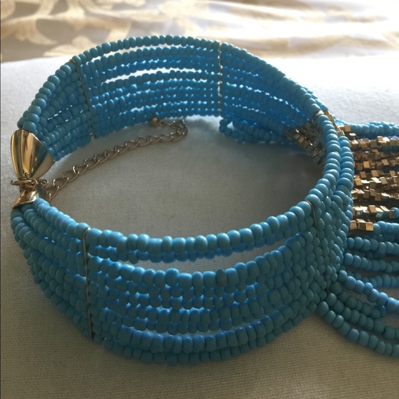 Necklace choker with beads that fall like fringe. - Picture 4 of 4