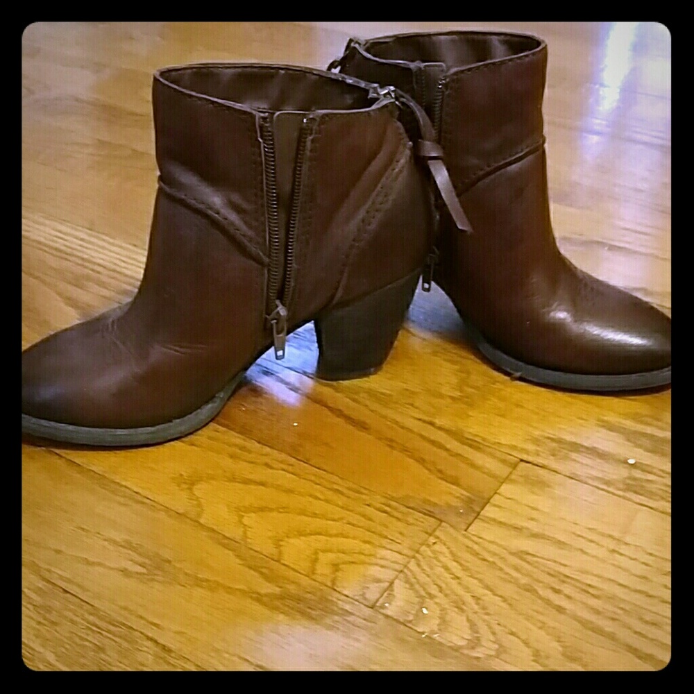 Best in Shoes HP!! Size 4 ankle boots