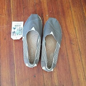 TOMS size 8 shoes