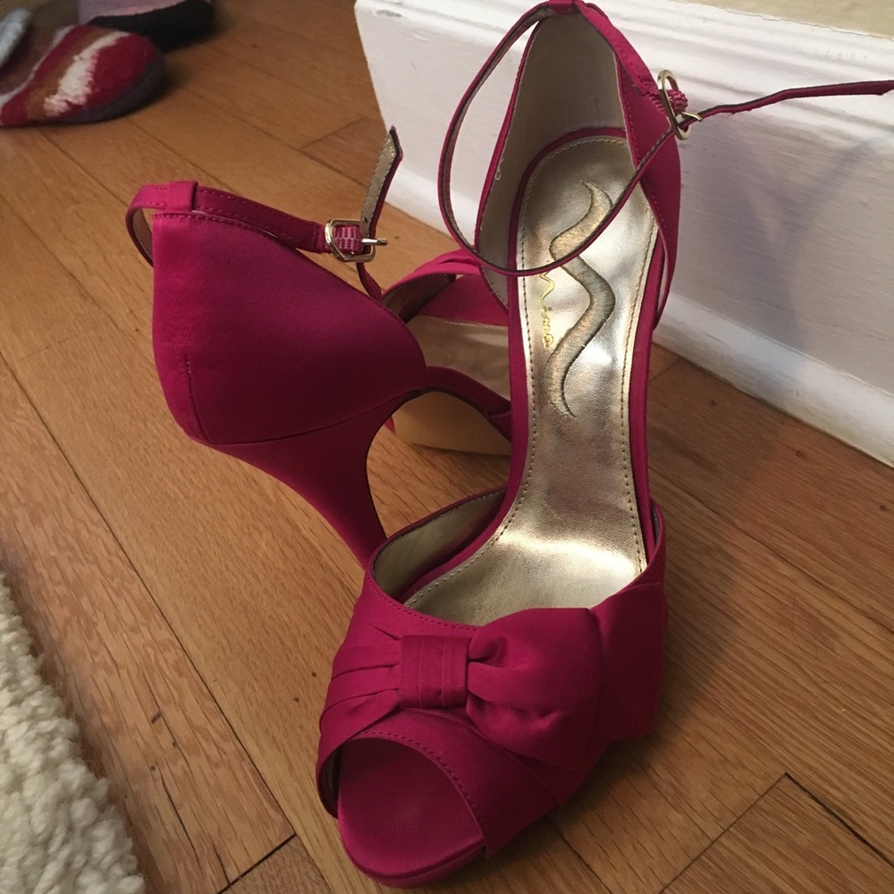 "Nina" fuchsia pumps. Only worn once!