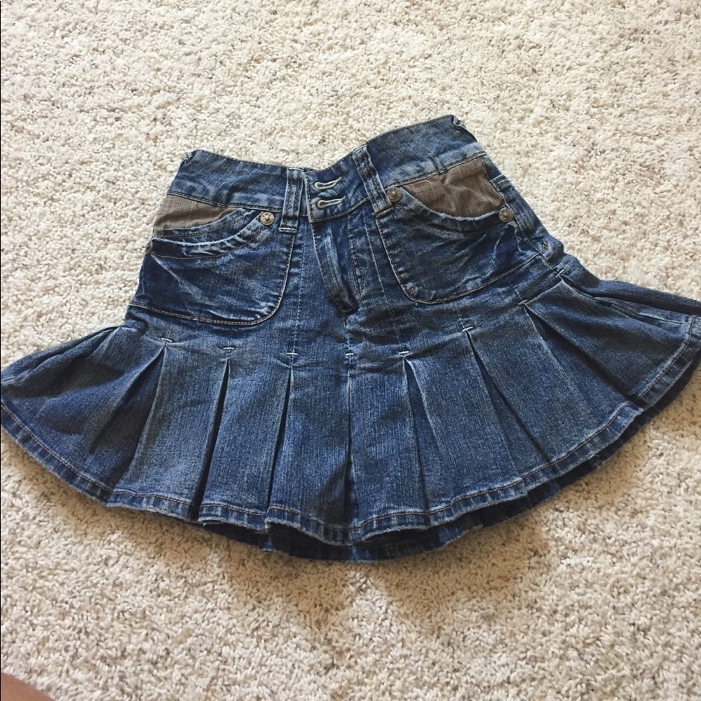 Cute denim skirt!