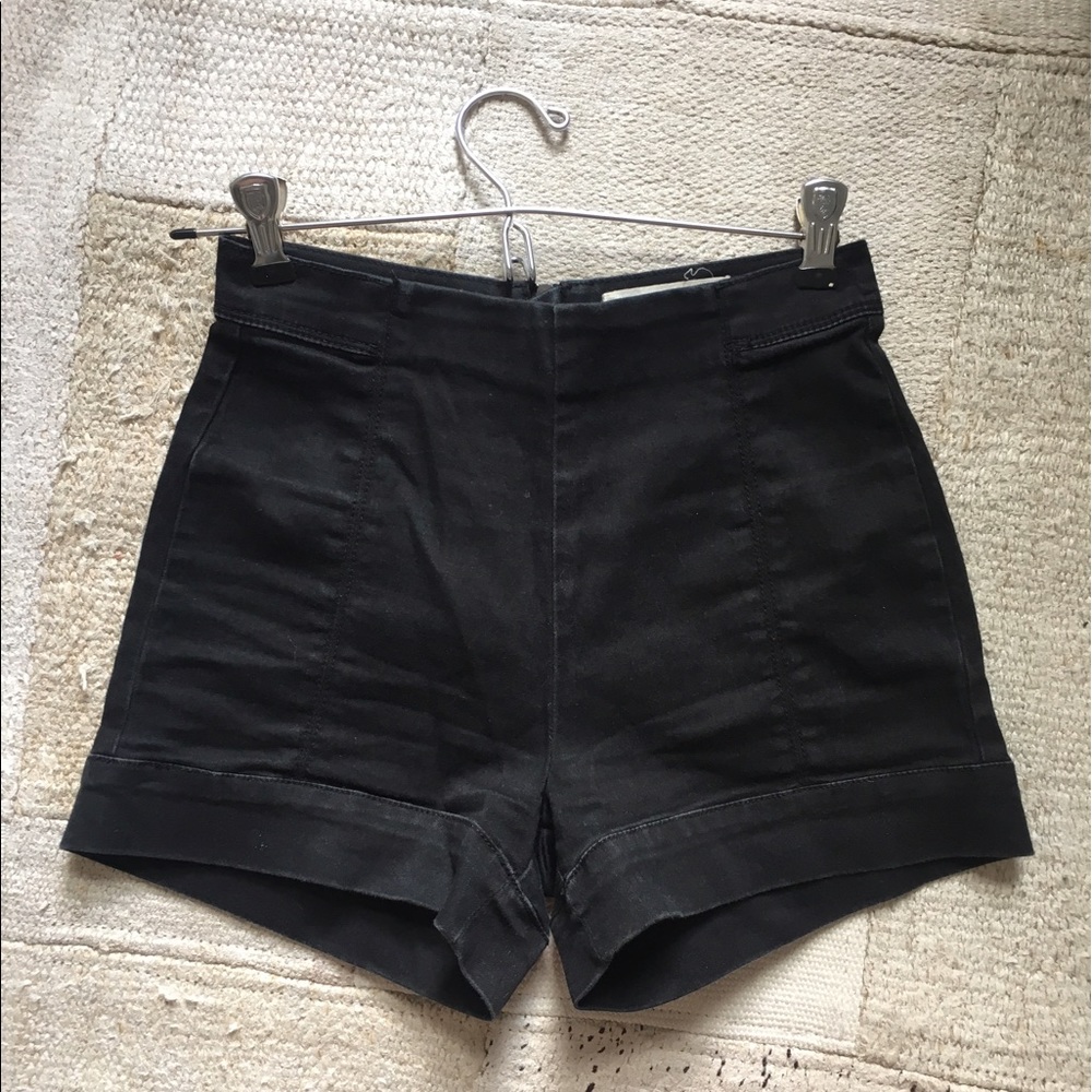 Highwaisted black shorts