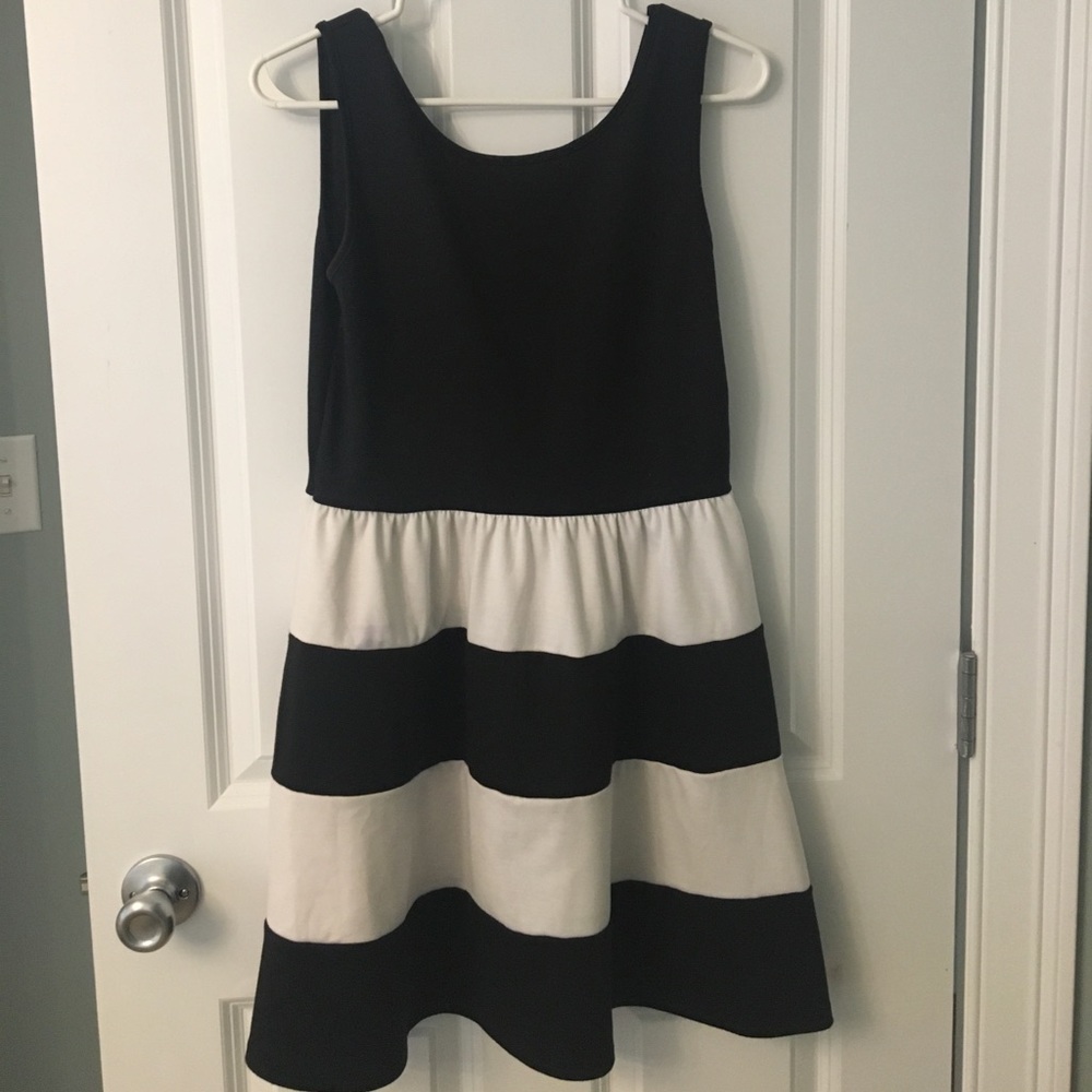 Black and White Knit dress. Size L, fits like a M