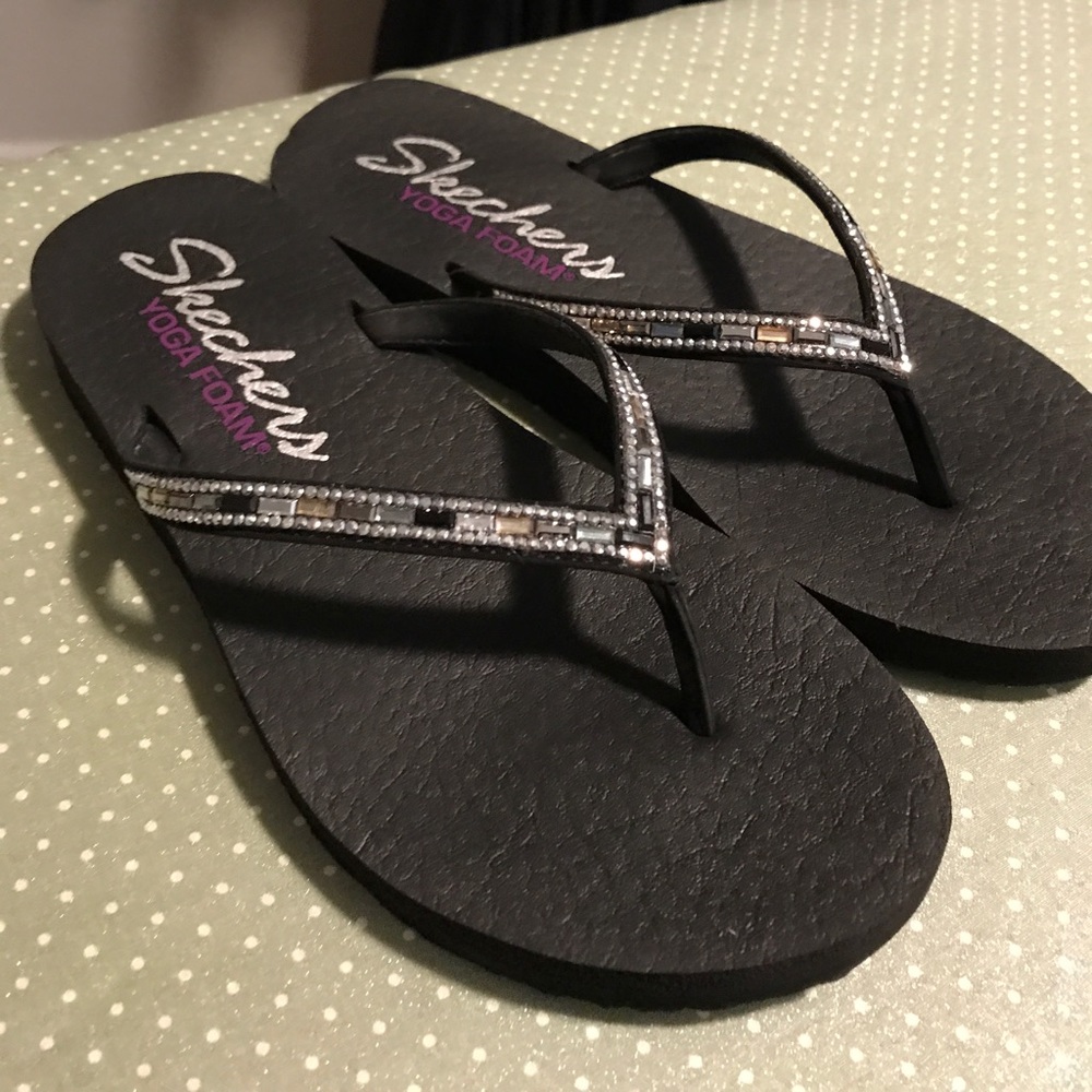 Size 6 Skechers flip flops bundle