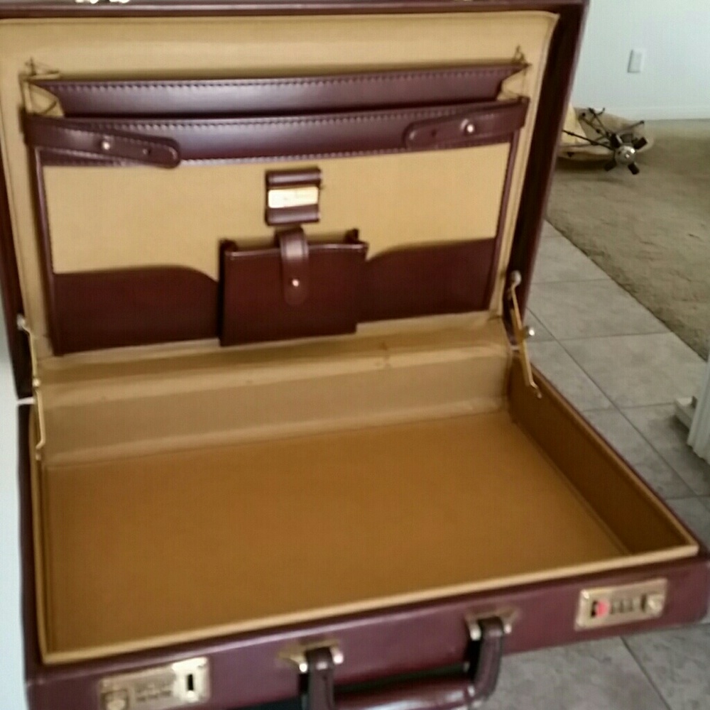 VINTAGE OLEG CASSINI BROWN LEATHER ATTACHE BREAFCA