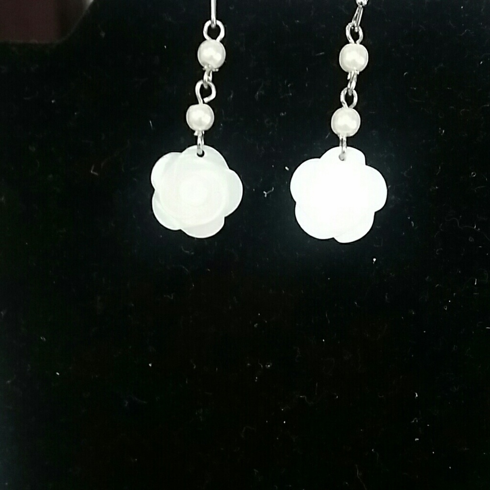 Rose style necklace & earring set - Picture 3 of 4