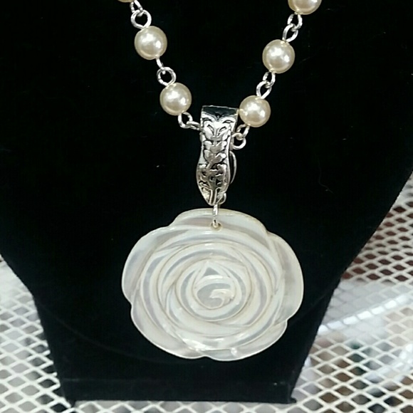 Rose style necklace & earring set - Picture 2 of 4