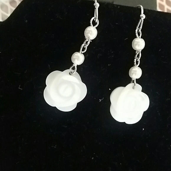 Rose style necklace & earring set - Picture 4 of 4