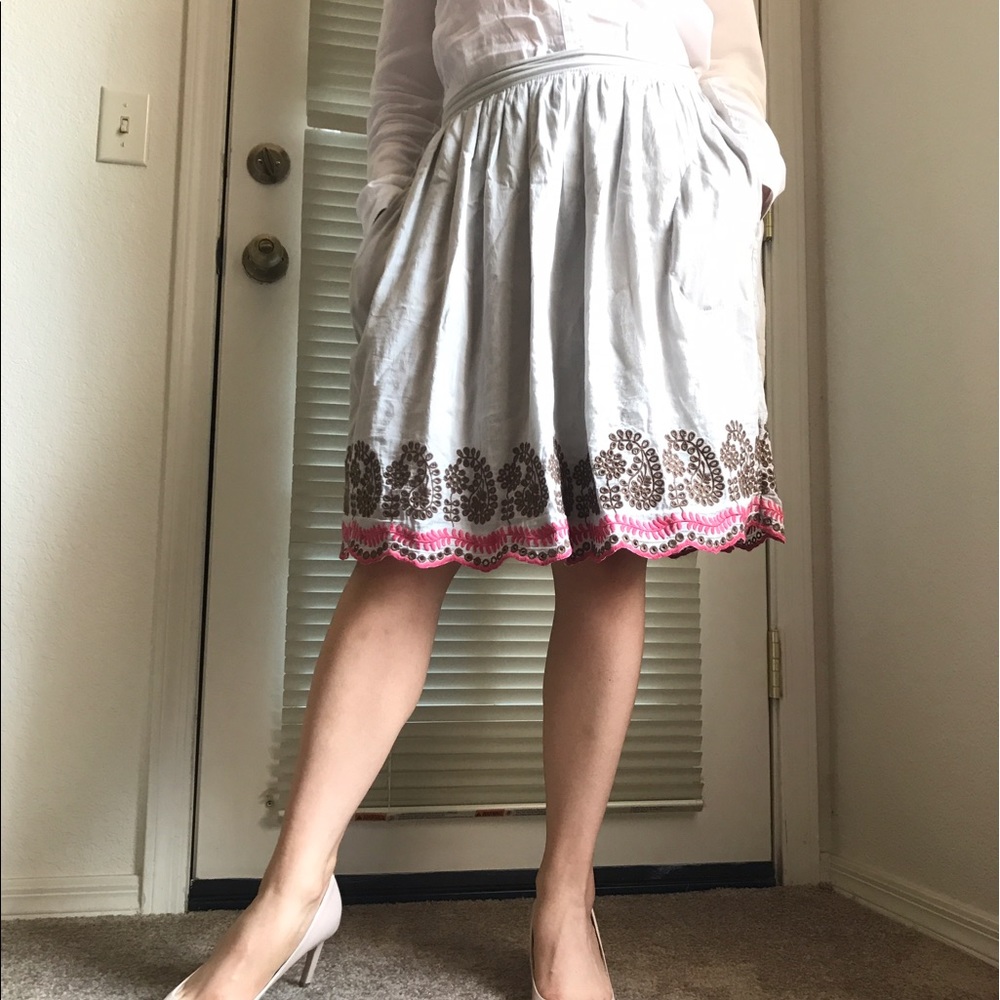 Feminine midi skirt.