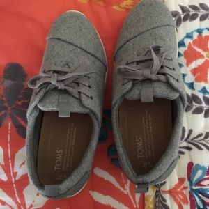 NWT!! TOMS Del Rey Grey Suede shoe sz 7