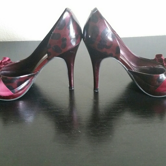 🚫DONATED🚫Burgundy Heels Size 5.5 - Picture 3 of 3