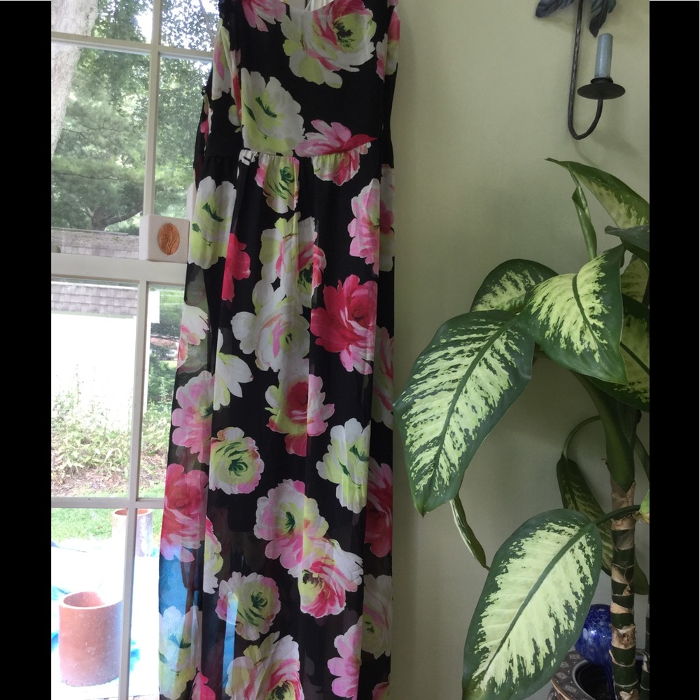 FLOWERED MAXI DRESS