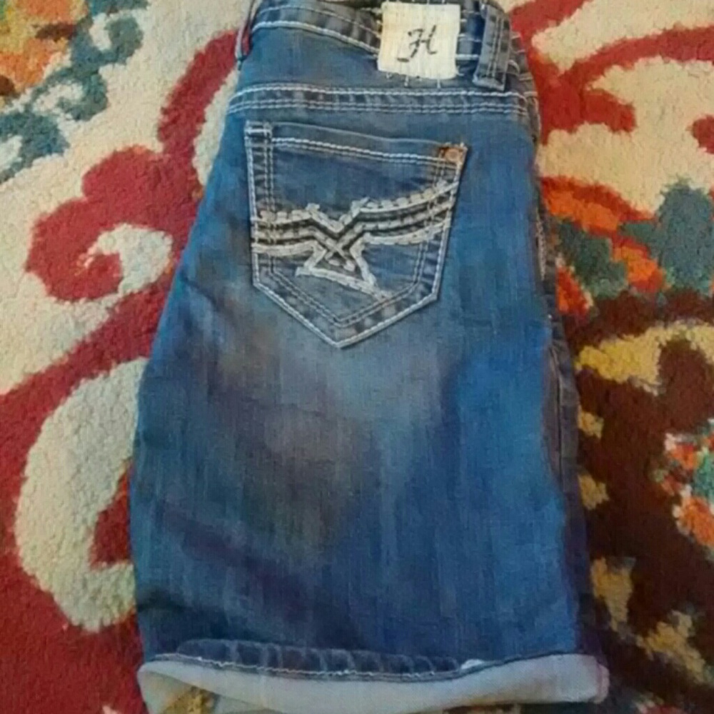 Hydraulic Bermuda shorts