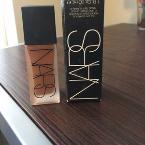 NARS All Day Luminous Weightless Foundation