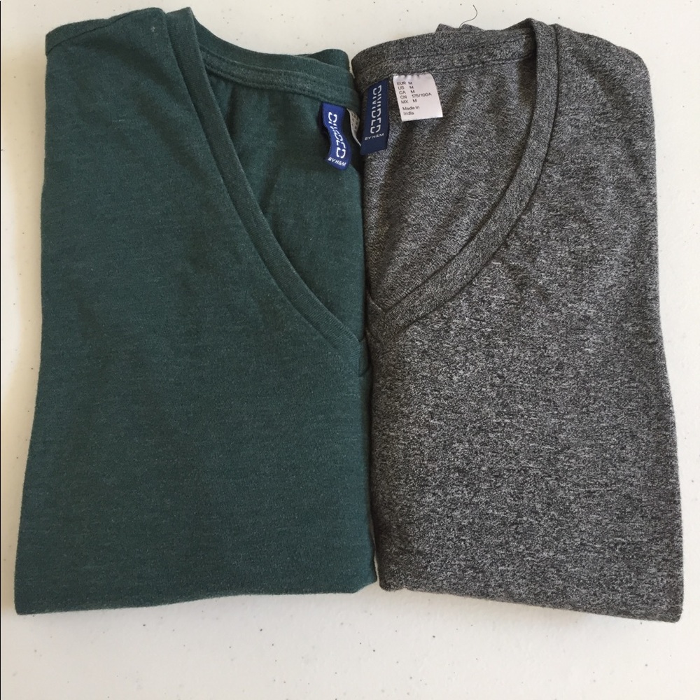 Divided V-Neck T-Shirt BUNDLE, Mediums