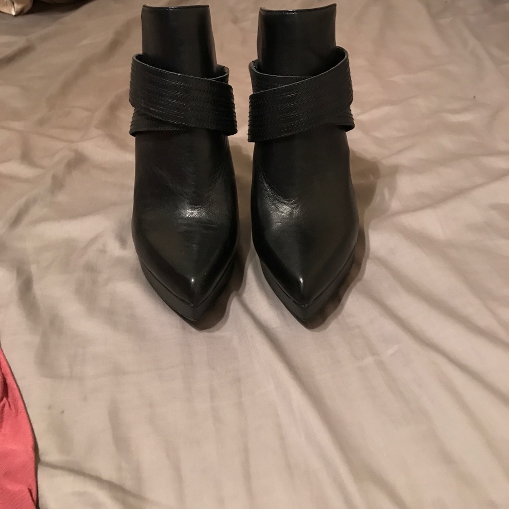 Gianni Bini open back black boots