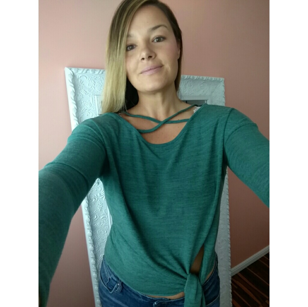 🏷️PRICE IS FIRM🏷️🌿🌱CRISS CROSS TOP🌿🌿 - Picture 3 of 4