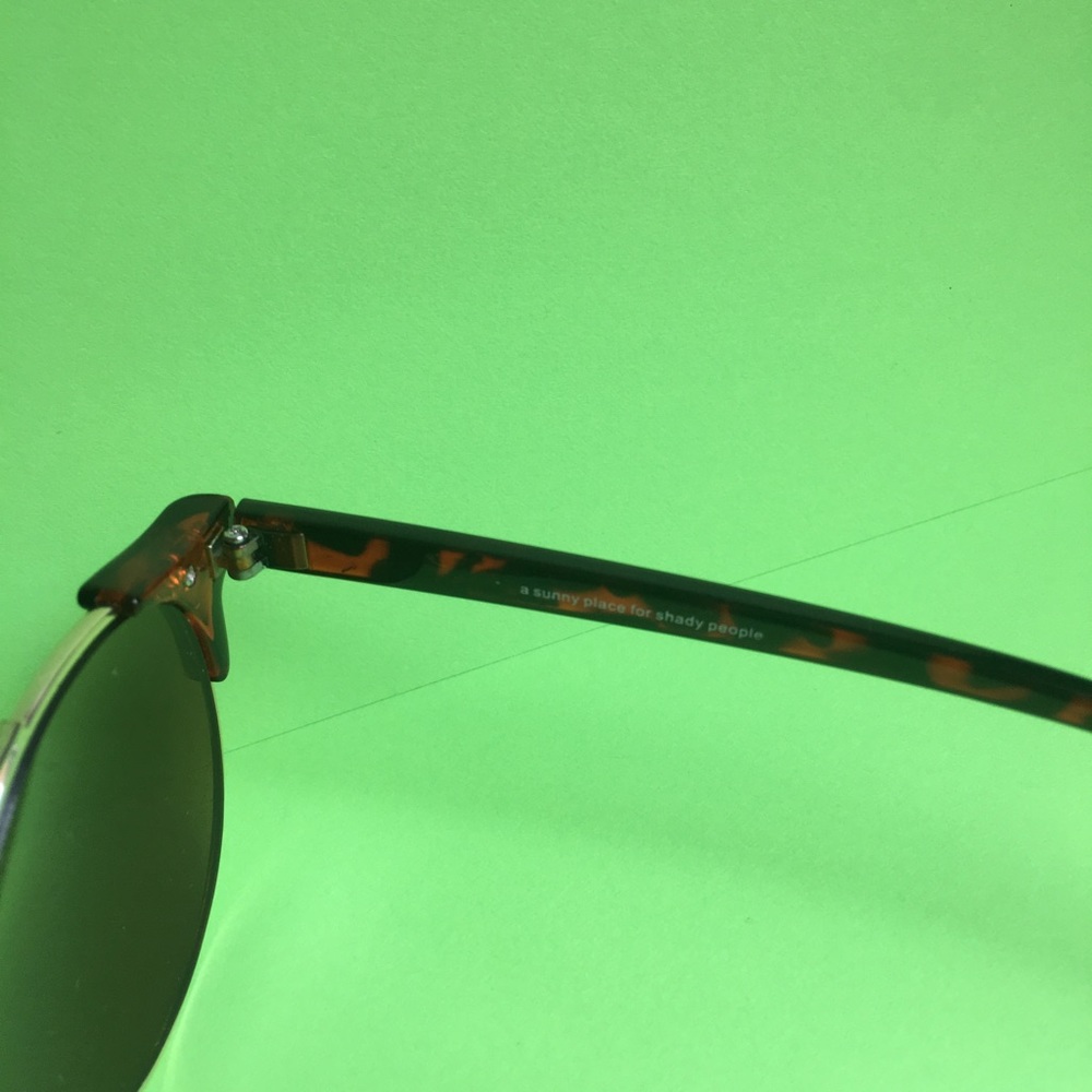 Sun glasses - Picture 2 of 3