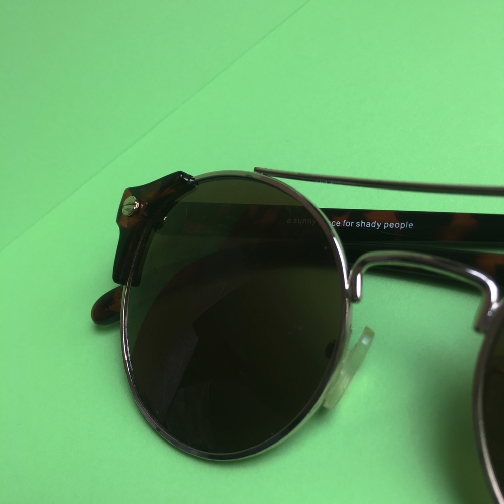 Sun glasses - Picture 3 of 3