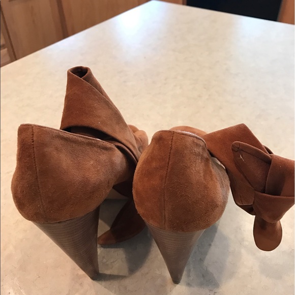 Shoe - Picture 2 of 3