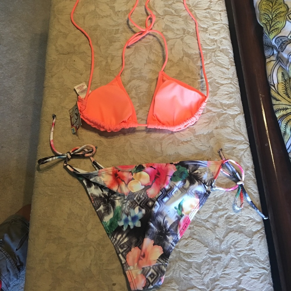 Bikini - Picture 2 of 2