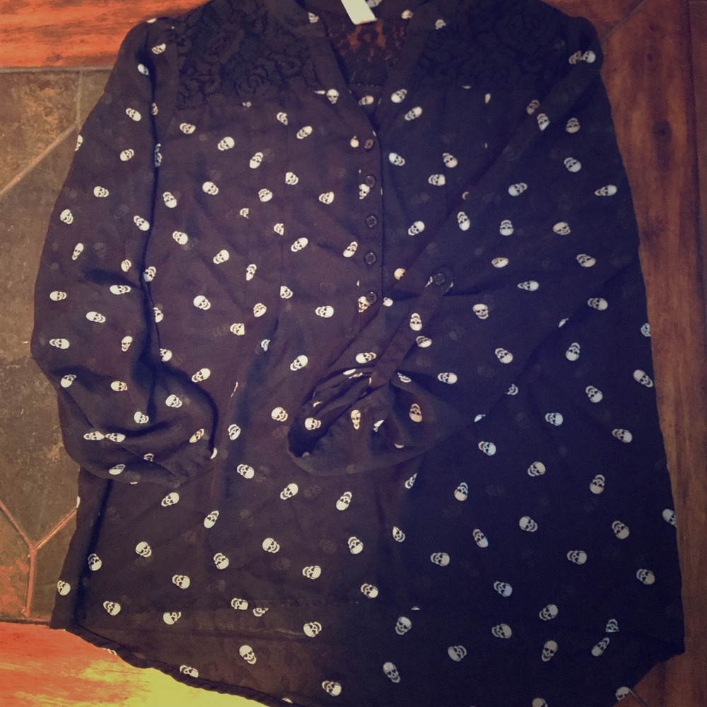 Women's small black scull top
