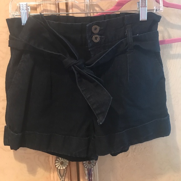 Super cute stretchy dark denim shorts - Picture 2 of 5