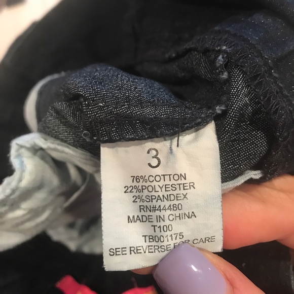 Super cute stretchy dark denim shorts - Picture 5 of 5