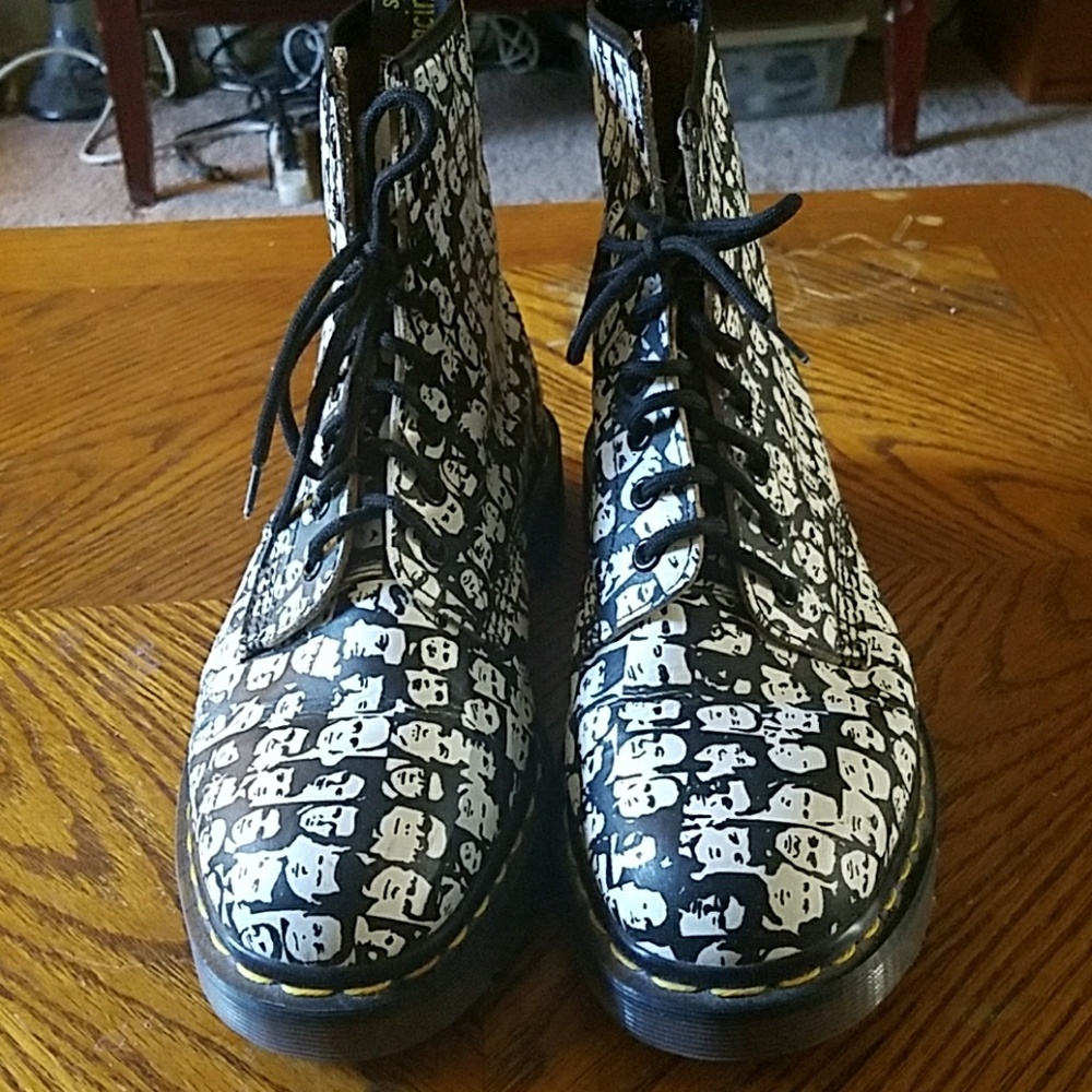 DR. Martens sz 9 high top boots black/white faces