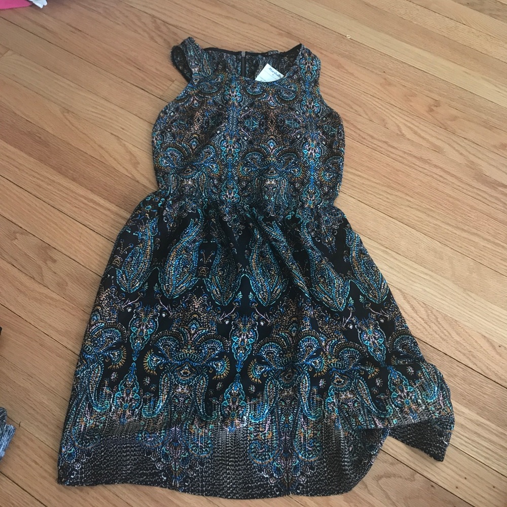 Patterned dress with zipper on back