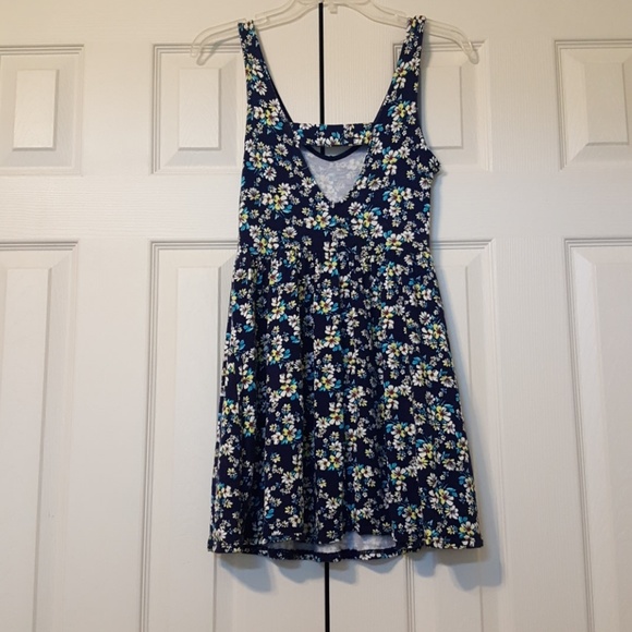 One clothing flower dress - Picture 3 of 3