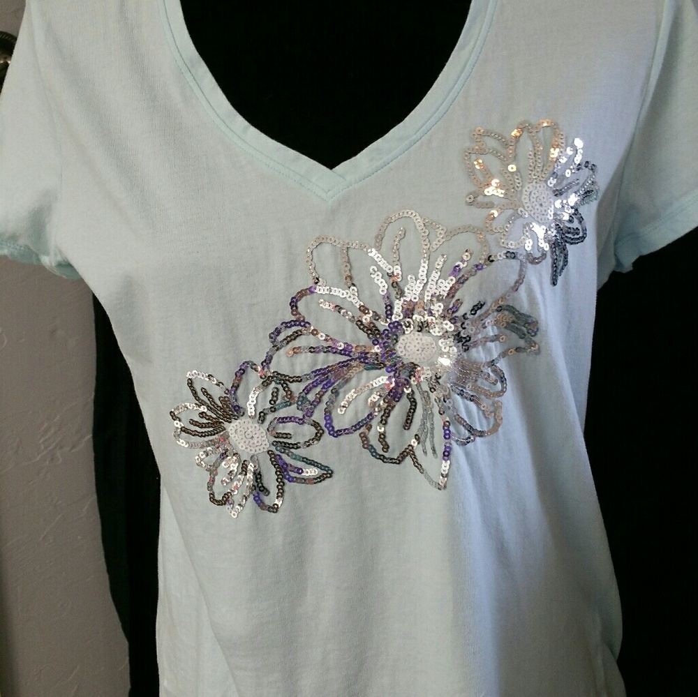 Izod tshirt. Beautiful Flower sequins. Mint green.