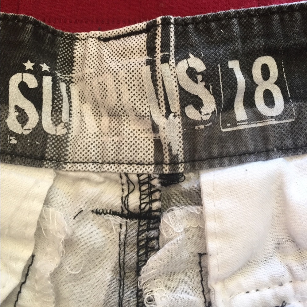 Shorts - Picture 3 of 3