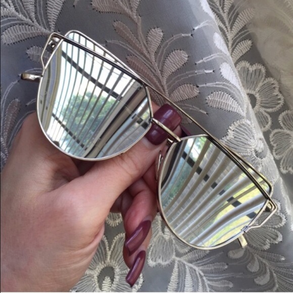 🏆HOST PICK🏆SOLD OUT❣️ CASE INCLUDED Silver/Silver CrossWire - Picture 2 of 4