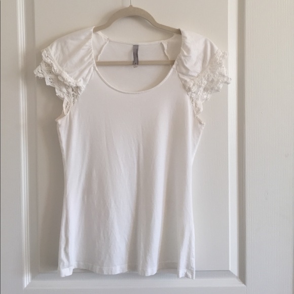 White top with ruffle sleeves. - Picture 1 of 1