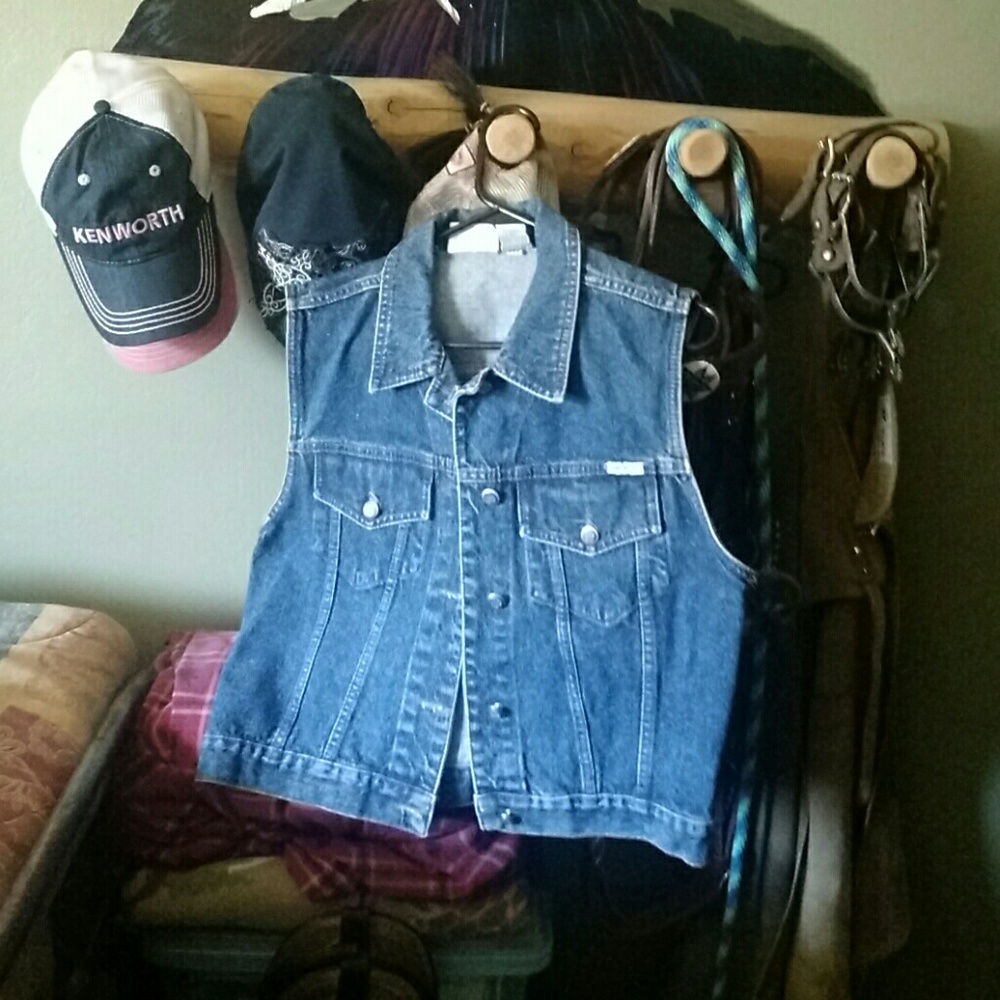 Retro sleeveless jean jacket