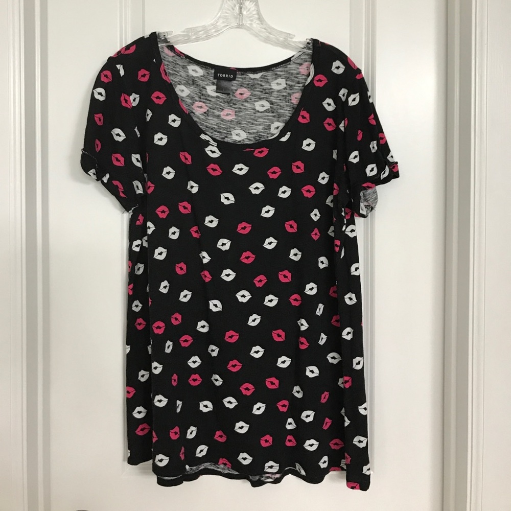 Torrid black tee with pink & white lips
